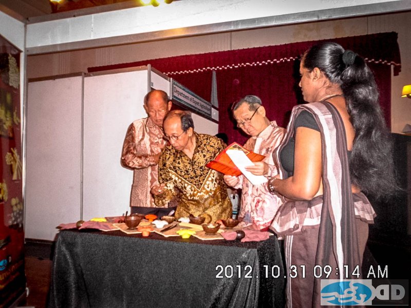 6-delegates-visiting-divehi-stall.jpg